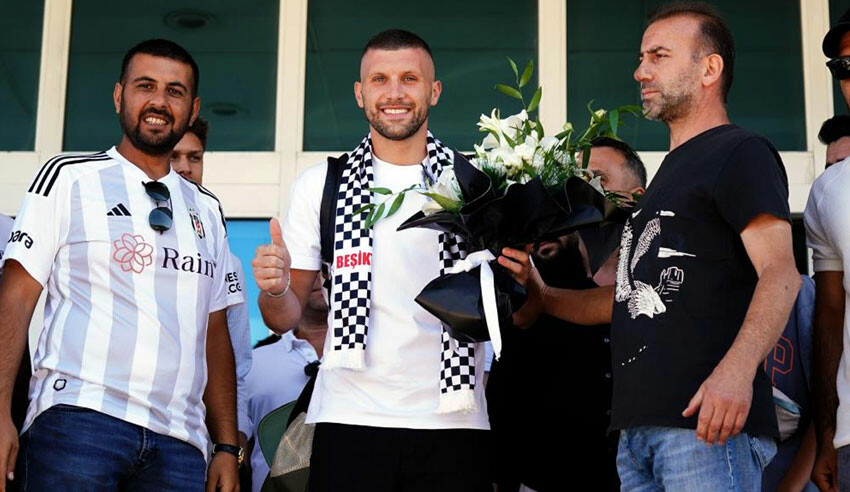 Beşiktaş'ın Milan'dan transferi Ante Rebic kendisini karşılamaya gelen taraftarlara üçlü çektirdi