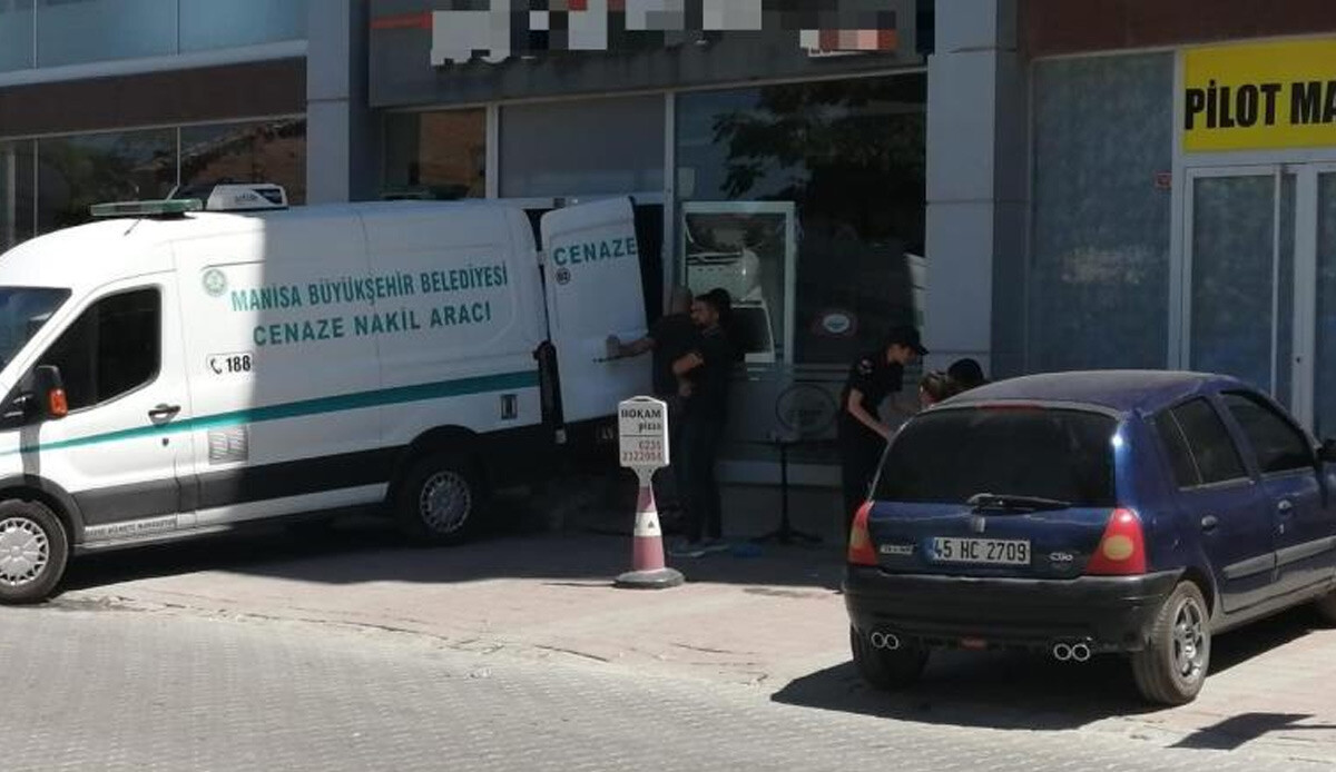 Manisa'da pizzacıda korkunç cinayet! 1 ölü, 1 yaralı Manisa'da pizzacıda korkunç cinayet! 1 ölü, 1 yaralı