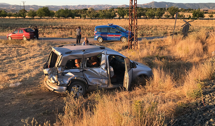 Aracına tren çarptı, o canına değil taşıdığı kaçak tütünün derdine düştü
