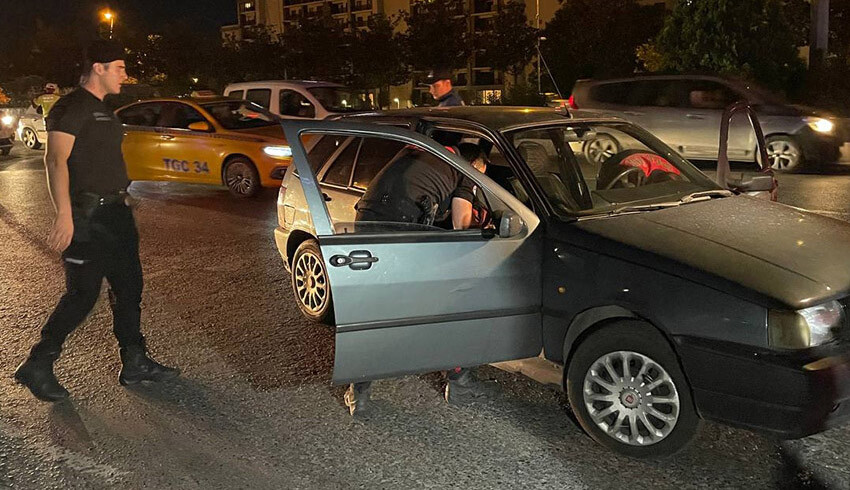 Esenyurt'ta sıcak saatler! Polis tek tek kontrol ediyor, sabaha kadar sürecek Esenyurt'ta sıcak saatler! Polis tek tek kontrol ediyor, sabaha kadar sürecek