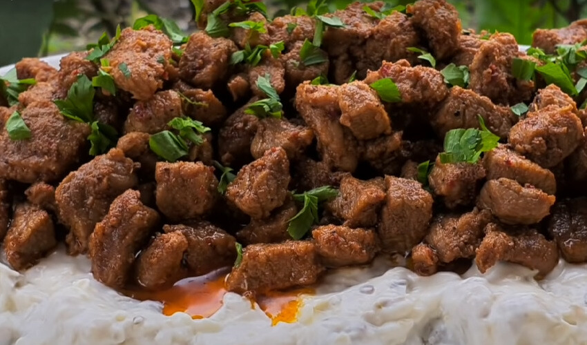 Ali Nazik yaparken bir püf noktası var… Uyguladığınızda etler lokum gibi oluyor Ali Nazik yaparken bir püf noktası var… Uyguladığınızda etler lokum gibi oluyor