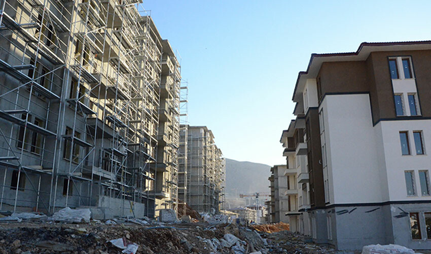 Deprem konutları yükseliyor... İlk teslimatlar için tarih belli oldu Deprem konutları yükseliyor... İlk teslimatlar için tarih belli oldu