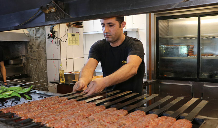 Güneşte kebap pişirdi, sosyal medyada izlenme rekoru kırdı