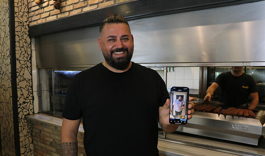 Güneşte kebap pişirdi, sosyal medyada izlenme rekoru kırdı