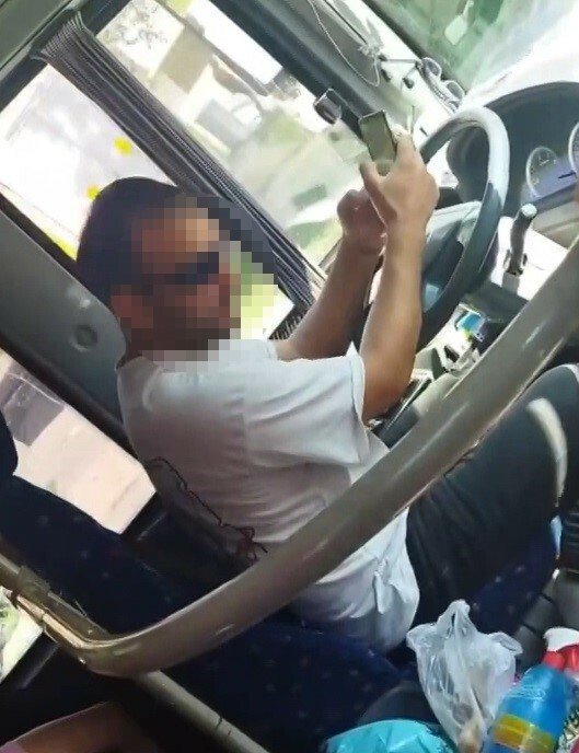 Otobüs şoförünün direksiyon başında yaptıkları yolcuları çileden çıkarttı Otobüs şoförünün direksiyon başında yaptıkları yolcuları çileden çıkarttı