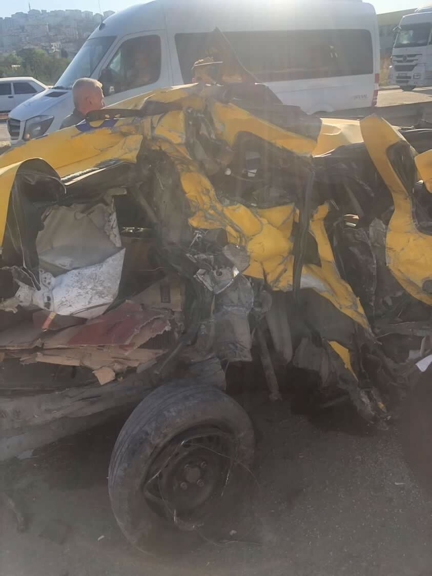 Korkunç kazada kağıt gibi ezilen araçlardan sağ kurtuldular Korkunç kazada kağıt gibi ezilen araçlardan sağ kurtuldular