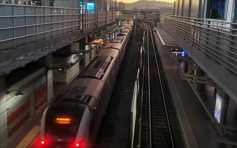 İzmirliler haftaya grevle uyandı: Metro ve tramvayda şalterler indi İzmirliler haftaya grevle uyandı: Metro ve tramvayda şalterler indi