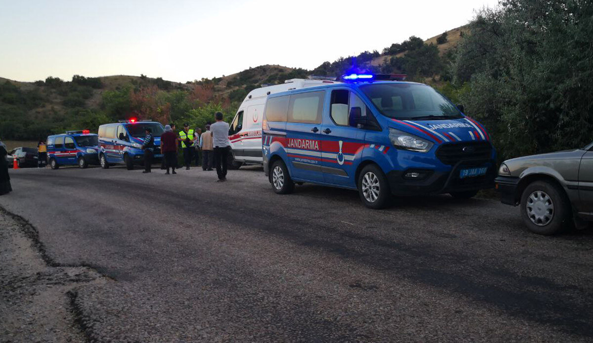 Çorum&#039;da kadın cinayeti! Silahla öldürüp yol kenarına attılar