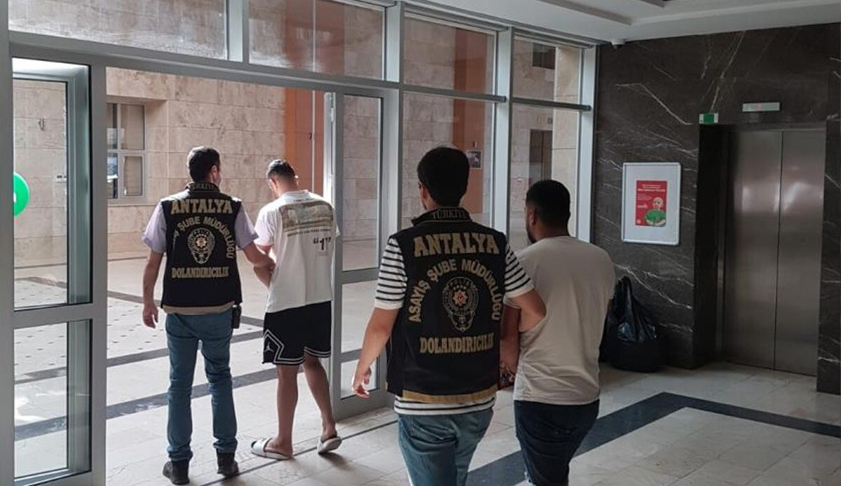 Banka görevlisi dolandırıcılığı bu kez tutmadı: Kıskıvrak yakalandılar Banka görevlisi dolandırıcılığı bu kez tutmadı: Kıskıvrak yakalandılar