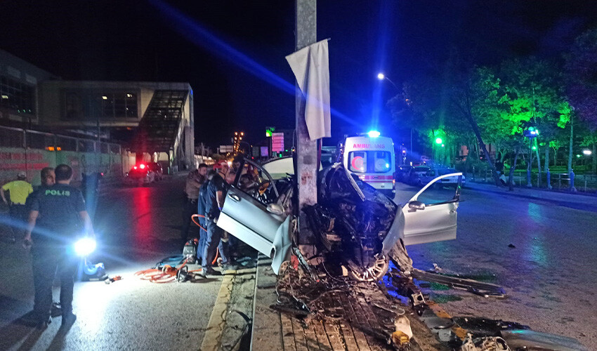 Feci kaza! Direğe çarptı: 1 ölü Feci kaza! Direğe çarptı: 1 ölü