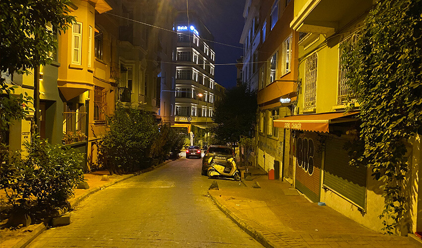 Sandalyeli esnaf kavgasının sonu kötü bitti, ateş açılınca ortalık karıştı Sandalyeli esnaf kavgasının sonu kötü bitti, ateş açılınca ortalık karıştı