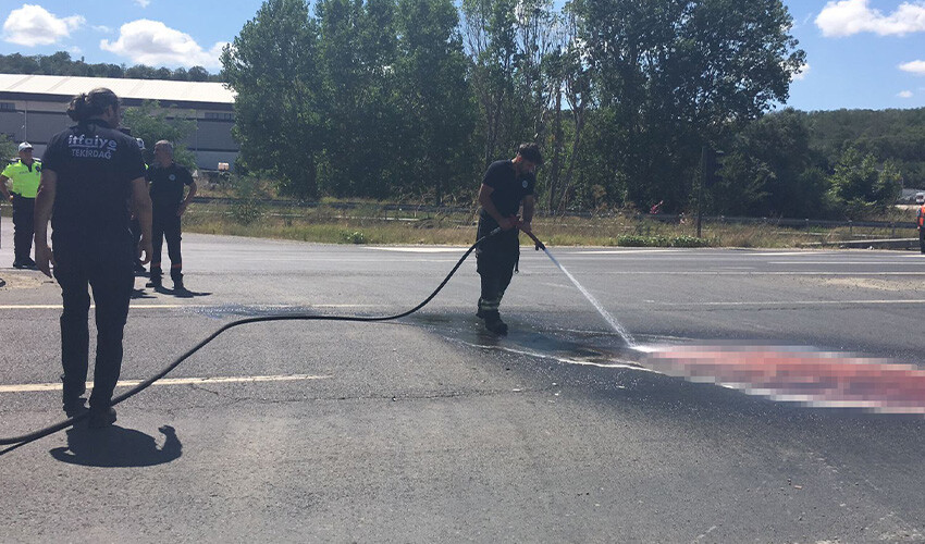 Motorsikletli kamyonun altında kalarak feci şekilde can verdi Motorsikletli kamyonun altında kalarak feci şekilde can verdi