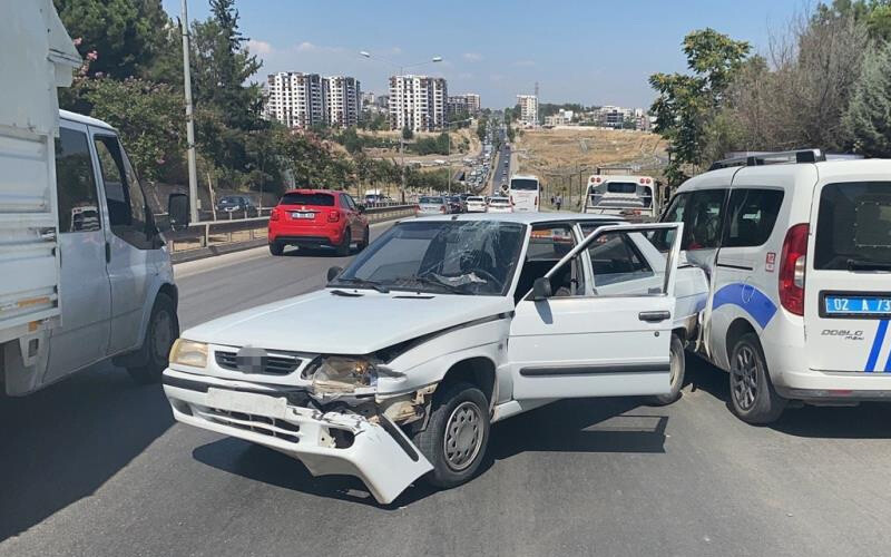 16 araç birbirine girdi: 1’i polis 2 kişi yaralandı