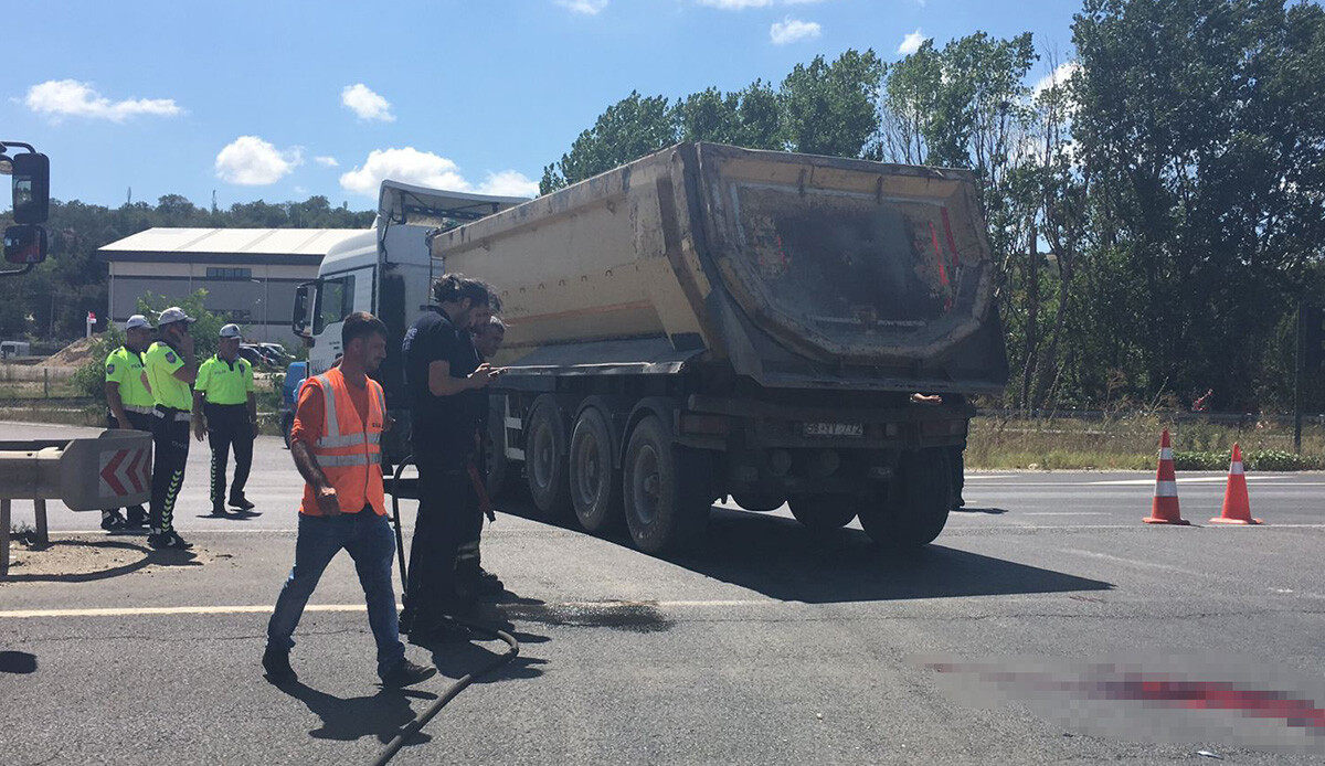 Motorsikletli kamyonun altında kalarak feci şekilde can verdi Motorsikletli kamyonun altında kalarak feci şekilde can verdi