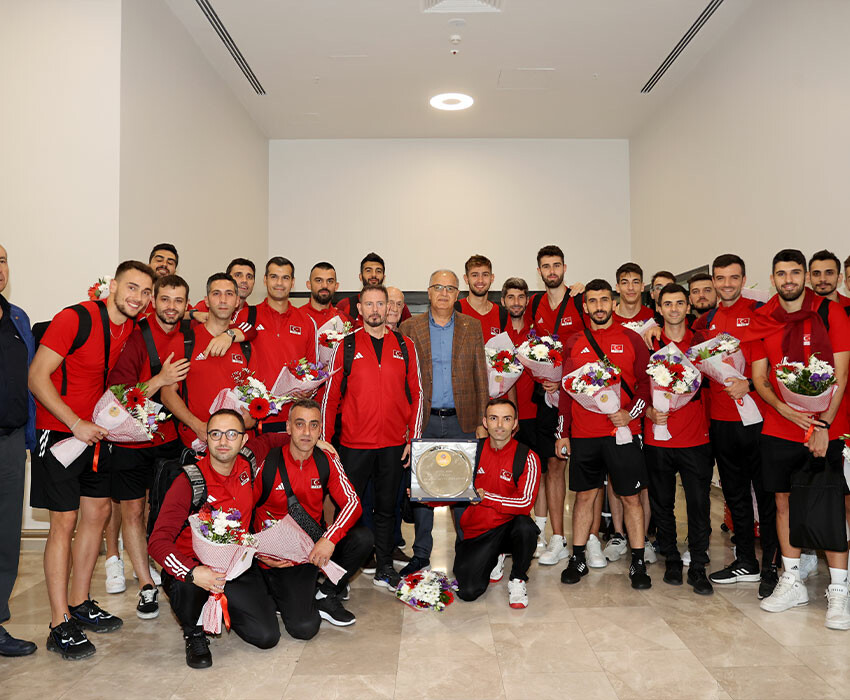 Şampiyonlar yurda döndü! A Milli Erkek Voleybol Takımı coşkuyla karşılandı Şampiyonlar yurda döndü! A Milli Erkek Voleybol Takımı coşkuyla karşılandı