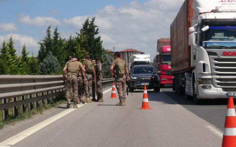 TEM’de filmleri aratmayan kovalamaca: Aracını bırakıp bariyerlerden atladı