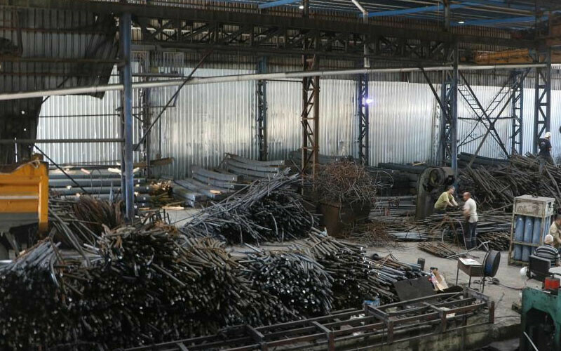 Tırlar fabrikanın önünde kuyruk oldu: Enkazdan çıkarılıp yeniden ekonomiye kazandırılıyor Tırlar fabrikanın önünde kuyruk oldu: Enkazdan çıkarılıp yeniden ekonomiye kazandırılıyor