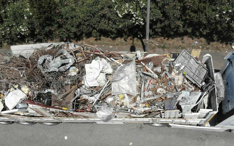 Tırlar fabrikanın önünde kuyruk oldu: Enkazdan çıkarılıp yeniden ekonomiye kazandırılıyor Tırlar fabrikanın önünde kuyruk oldu: Enkazdan çıkarılıp yeniden ekonomiye kazandırılıyor