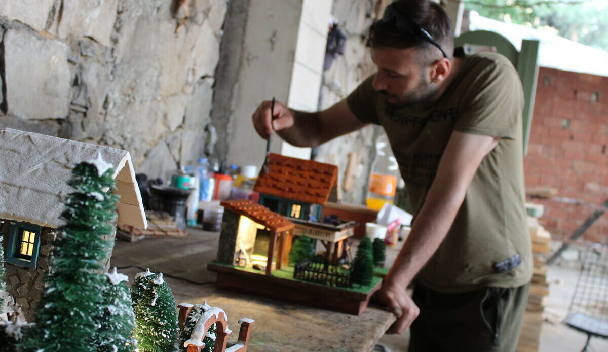 Taş, yosun, kuru dal parçaları, ağaç kabuğundan sanat eserine dönüştürüyor! Siparişlere yetişemiyor