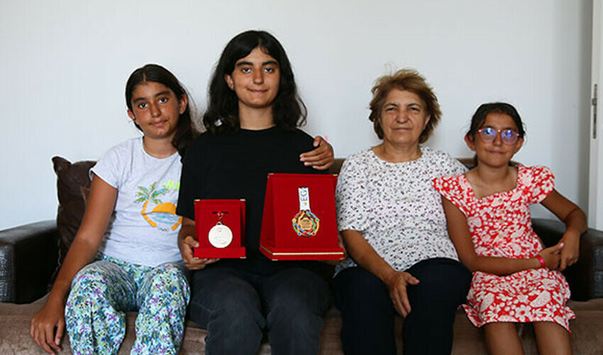 Depreme rağmen pes etmedi: Avrupa Bilgisayar Olimpiyatı'nda yine şampiyon Duru Özer oldu duru özer