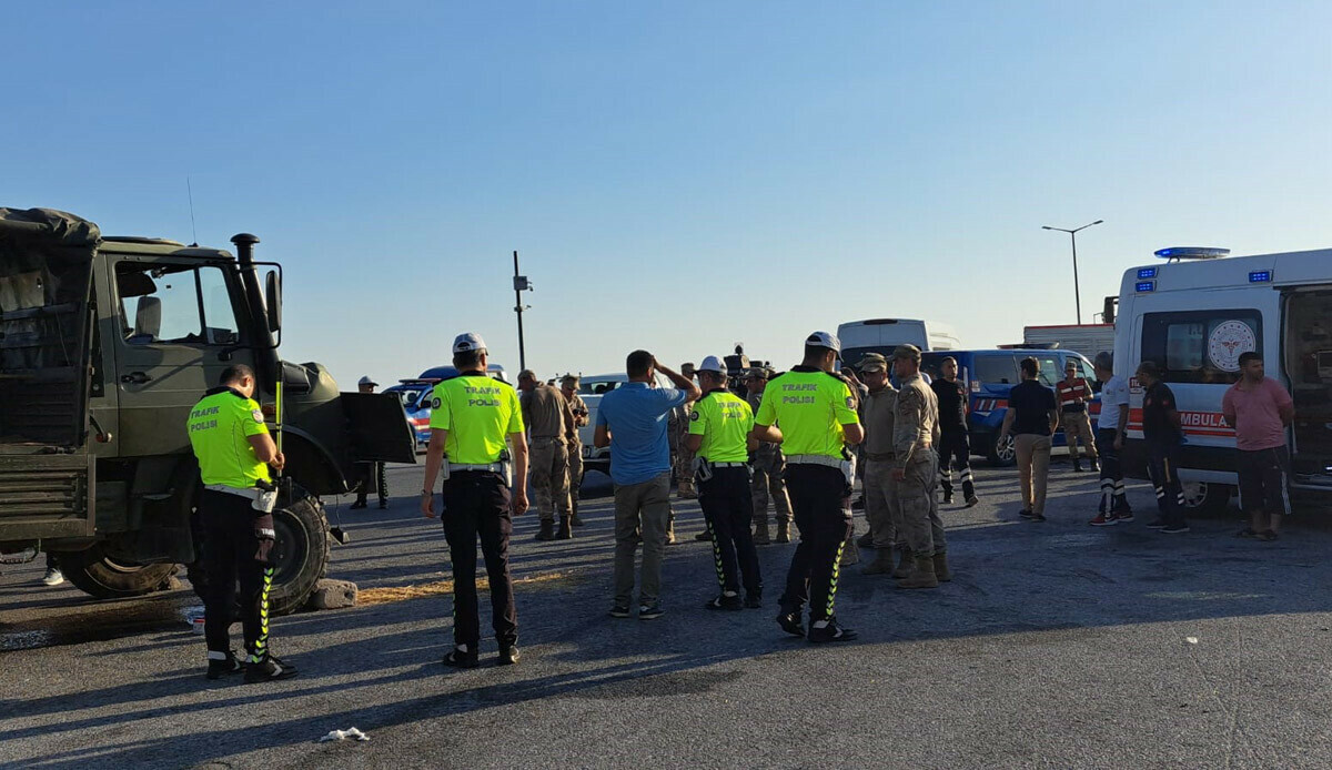 Hatay&#039;da askeri araç tıra çarptı: 10 asker yaralandı