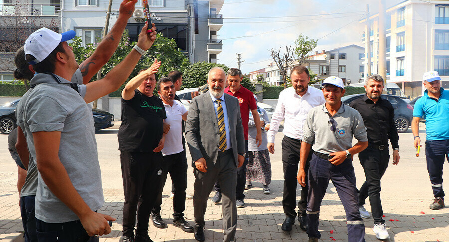 Aldıkları zammı duyan işçiler bayram ettii: Başkanı omuzlarda taşıdılar Aldıkları zammı duyan işçiler bayram ettii: Başkanı omuzlarda taşıdılar