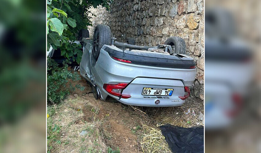 Otomobil 5 metrelik istinat duvarından düştü: 1 ölü, 1 yaralı Otomobil 5 metrelik istinat duvarından düştü: 1 ölü, 1 yaralı