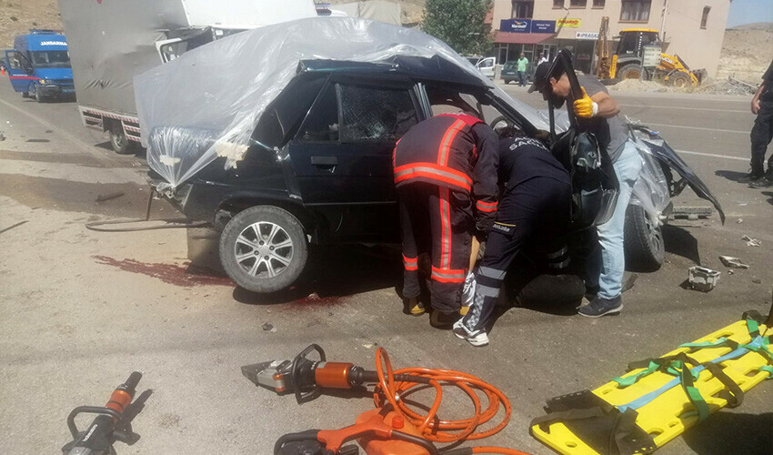 Kontrolü kaybeden araç karşı şeride uçtu: 2 ölü, 1 yaralı Kontrolü kaybeden araç karşı şeride uçtu: 2 ölü, 1 yaralı