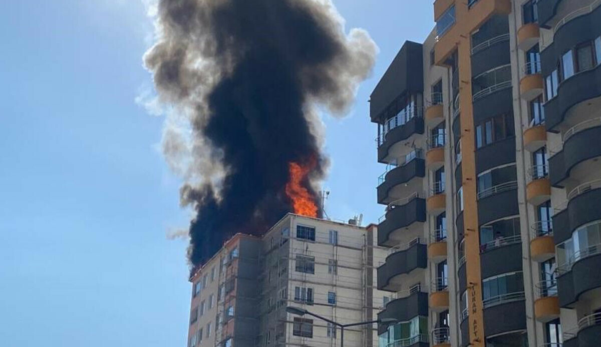 Kayseri&#039;de korkutan yangın! Binanın çatısı alev alev yandı