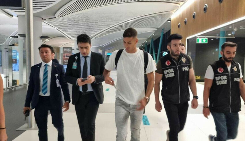 Fenerbahçe’nin yeni transferi Mert Müldür imza için İstanbul’a geldi Fenerbahçe’nin yeni transferi Mert Müldür imza için İstanbul’a geldi