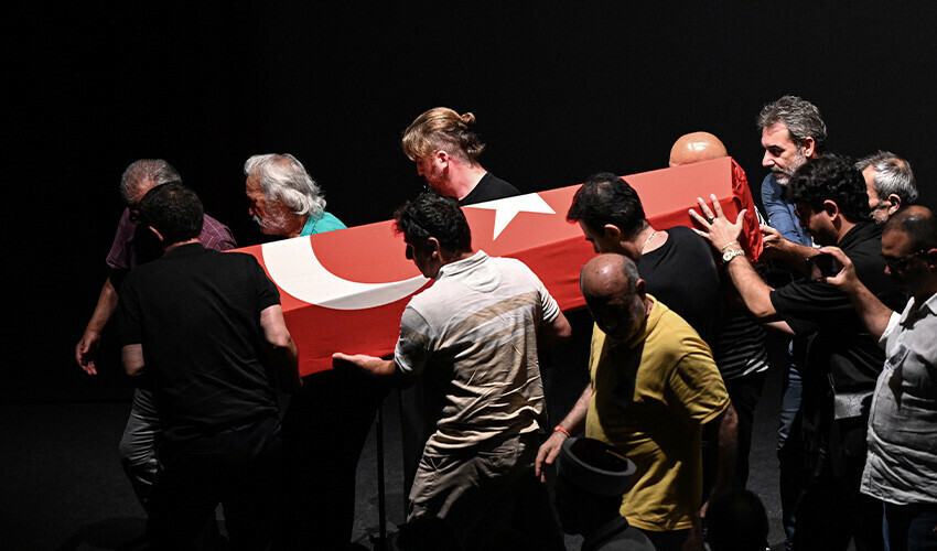 Usta senarist Safa Önal son yolculuğuna uğurlandı, cenazesine Yeşilçam’ın usta isimleri katıldı Usta senarist Safa Önal son yolculuğuna uğurlandı, cenazesine Yeşilçam’ın usta isimleri katıldı