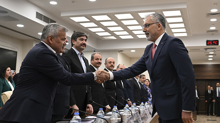 Milyonlarca memur ve emekliyi ilgilendiren toplu sözleşme görüşmeleri başladı Çalışma ve Sosyal Güvenlik Bakanı Vedat Işıkhan