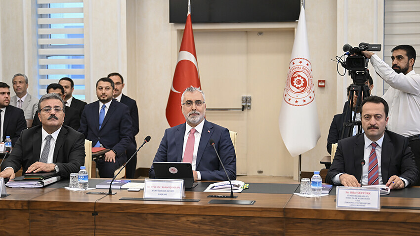 Milyonlarca memur ve emekliyi ilgilendiren toplu sözleşme görüşmeleri başladı Çalışma ve Sosyal Güvenlik Bakanı Vedat Işıkhan