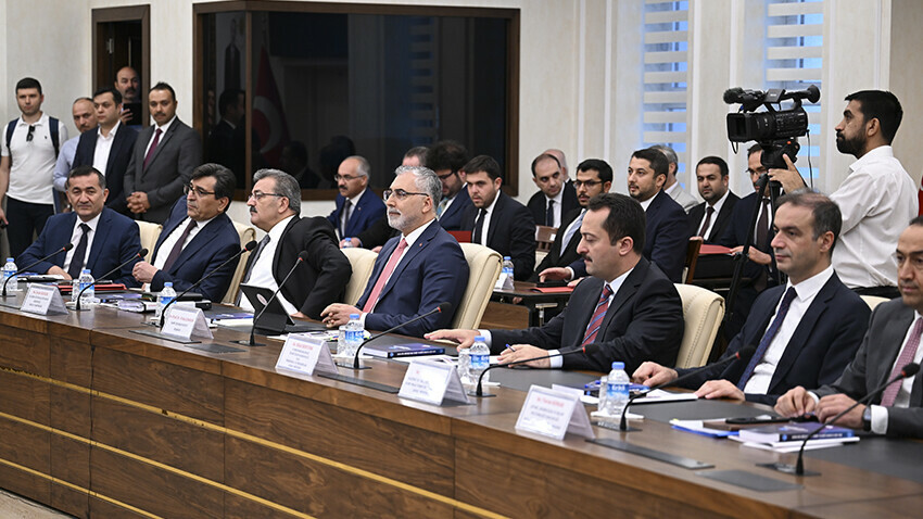 Milyonlarca memur ve emekliyi ilgilendiren toplu sözleşme görüşmeleri başladı Çalışma ve Sosyal Güvenlik Bakanı Vedat Işıkhan