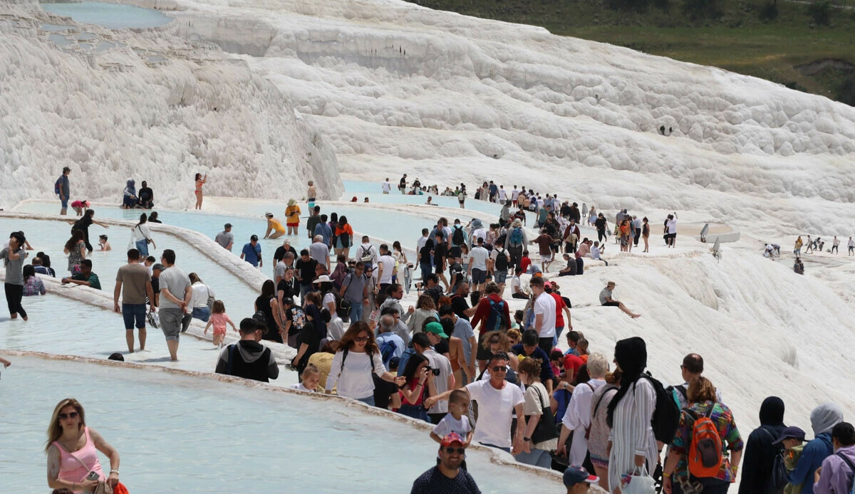 Turistlerden Pamukkale çıkarması! Ziyaretçi sayısı 1 milyonu aştı