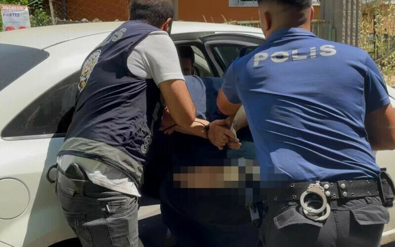 Cinnet getiren adam balkondan dehşet saçtı: Özel hareket devreye girdi Cinnet getiren adam balkondan dehşet saçtı: Özel hareket devreye girdi