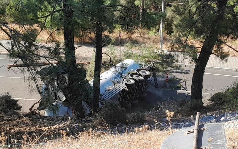 Faciadan kıl payı dönüldü! Doğalgaz yüklü tanker uçurumdan yuvarlandı Faciadan kıl payı dönüldü! Doğalgaz yüklü tanker uçurumdan yuvarlandı