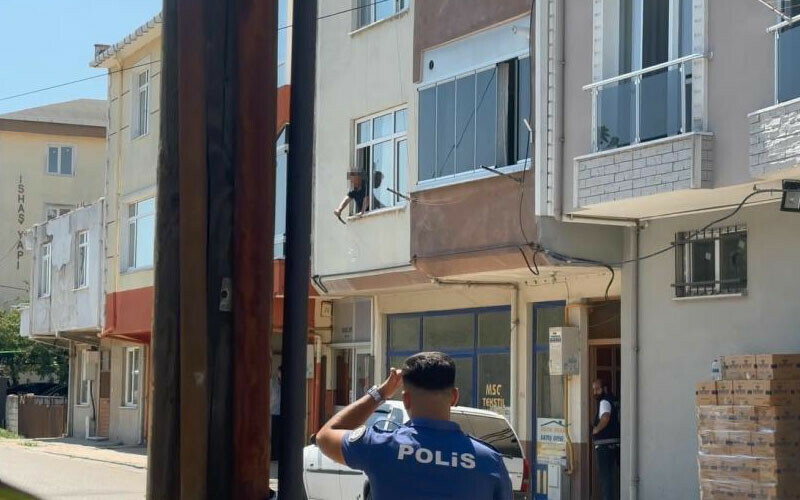 Cinnet getiren adam balkondan dehşet saçtı: Özel hareket devreye girdi Cinnet getiren adam balkondan dehşet saçtı: Özel hareket devreye girdi