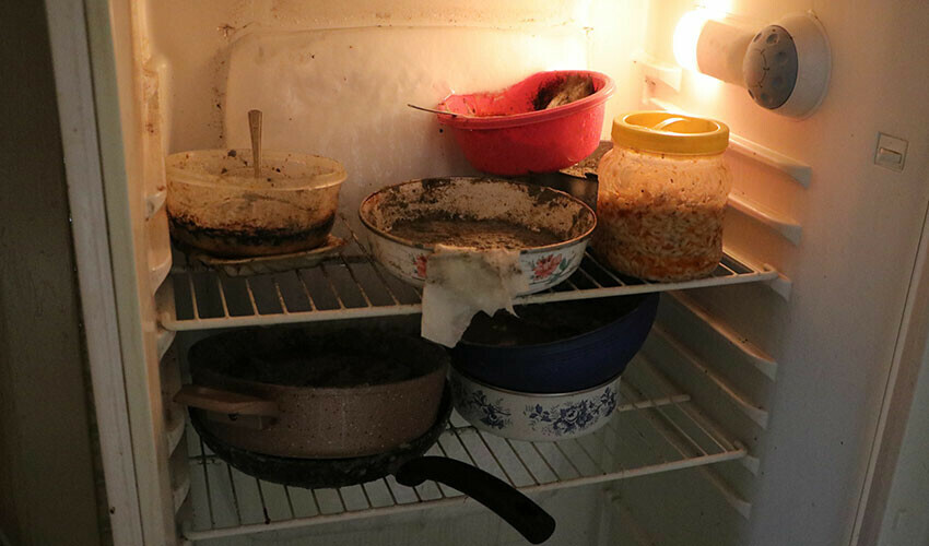 Babasını çöp evde terk edilmiş halde buldu! Alzheimer hastası adamın içler acısı hali yürek burktu