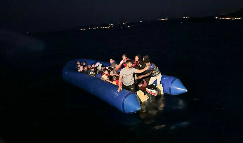 Yunanistan'ın ölüme terk ettiği 80 göçmen kurtarıldı Yunanistan'ın ölüme terk ettiği 80 göçmen kurtarıldı