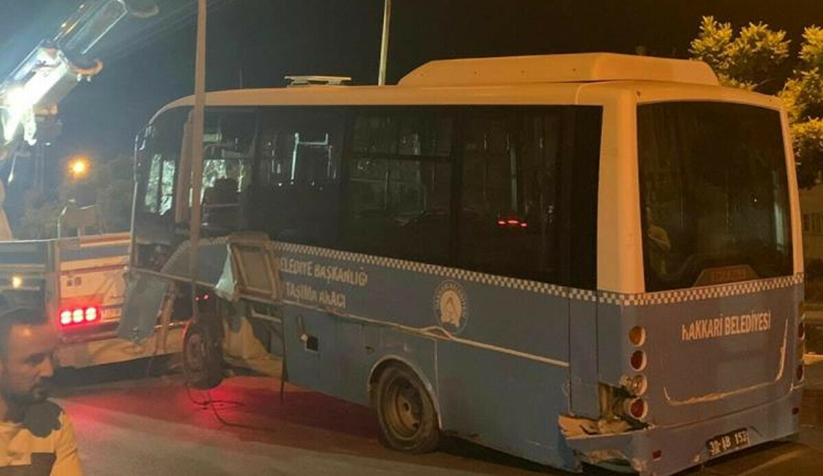 Halk otobüsü elektrik direğine çarptı: 1 yaralı Halk otobüsü elektrik direğine çarptı: 1 yaralı