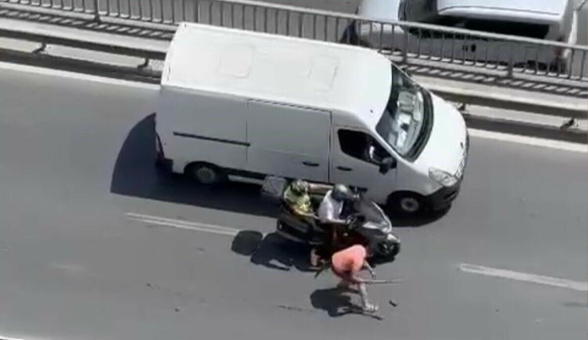 Trafikte zor anlar: Tır sürücüsü motosikleti parçaladı Trafikte zor anlar: Tır sürücüsü motosikleti parçaladı