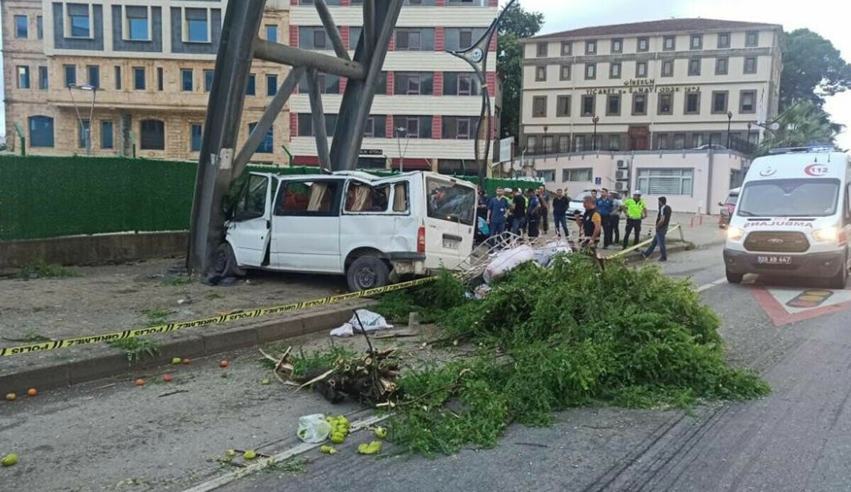 İşçileri taşıyan minibüs kaza yaptı: Çok sayıda ölü ve yaralı var İşçileri taşıyan minibüs kaza yaptı: Çok sayıda ölü ve yaralı var
