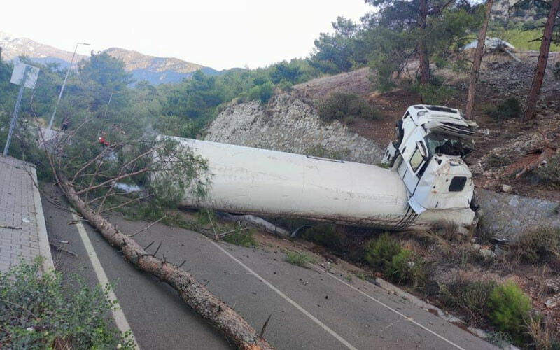 Faciadan kıl payı dönüldü! Doğalgaz yüklü tanker uçurumdan yuvarlandı Faciadan kıl payı dönüldü! Doğalgaz yüklü tanker uçurumdan yuvarlandı