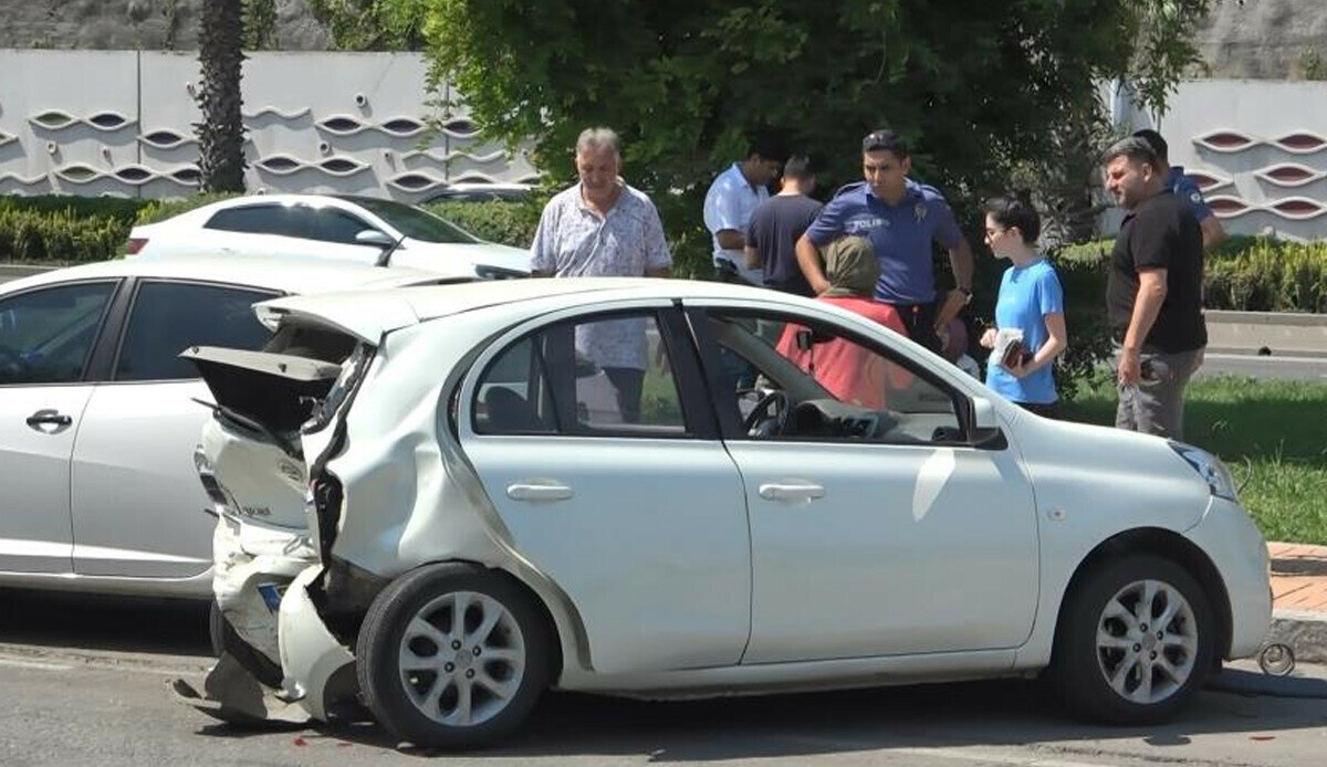 Samsun'da sivil polis aracı otomobile çarptı! 3'ü polis 4 yaralı Samsun'da sivil polis aracı otomobile çarptı! 3'ü polis 4 yaralı