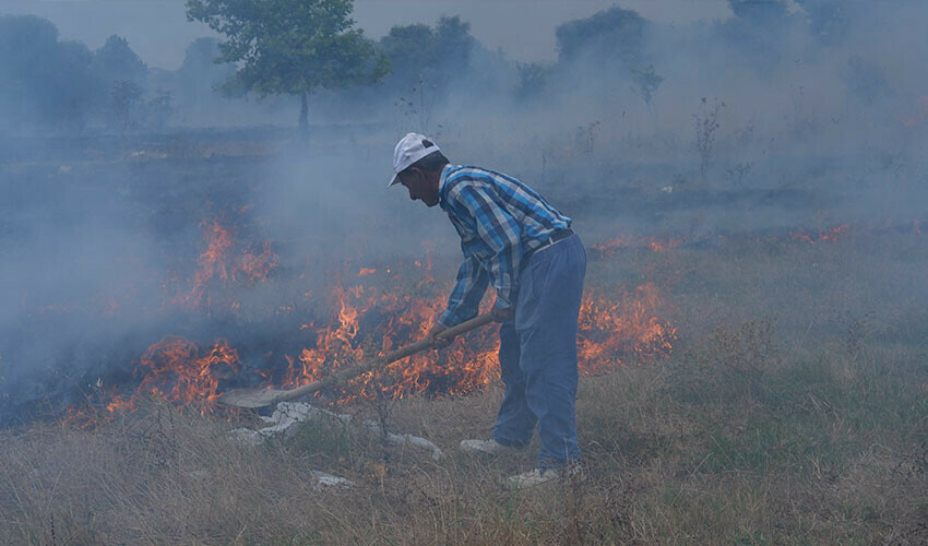 Çekyat yakmak isterlerken olan oldu, çıkan yangın ağaçlık alana sıçradı Çekyat yakmak isterlerken olan oldu, çıkan yangın ağaçlık alana sıçradı