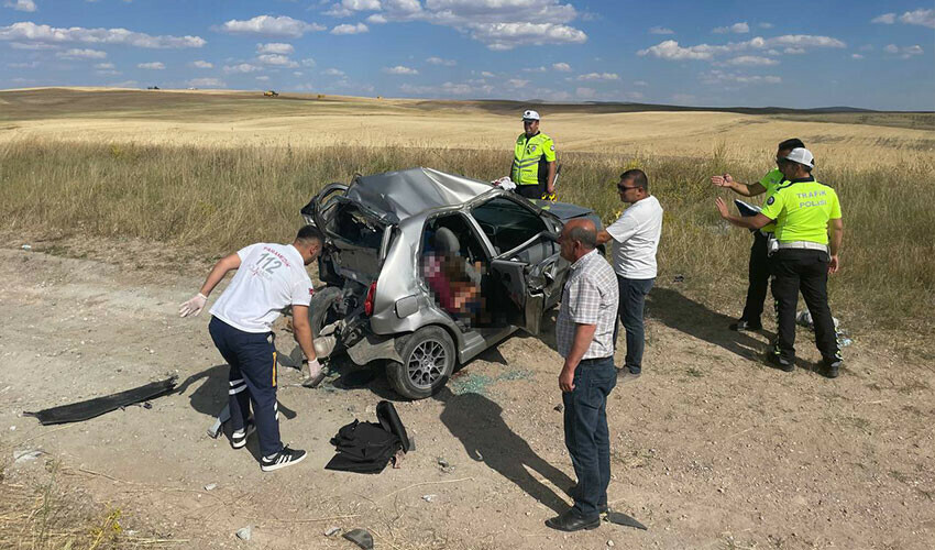 Beton mikseri otomobili adeta biçti: 2 ölü, 1 yaralı Beton mikseri otomobili adeta biçti: 2 ölü, 1 yaralı
