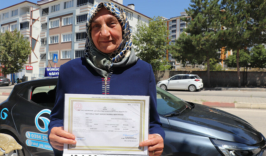 67 yaşındaki kadın yıllardır yapmadığını eşi için yaptı