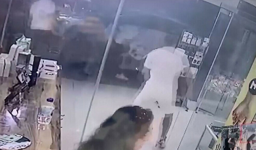 Cezayirli turistten tepki çeken hareket: Drift atıp esnafın üzerine aracını sürdü