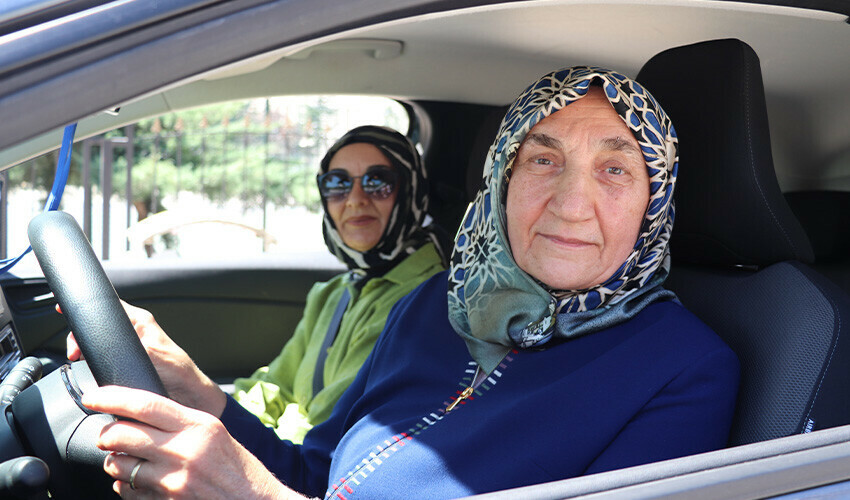67 yaşındaki kadın yıllardır yapmadığını eşi için yaptı
